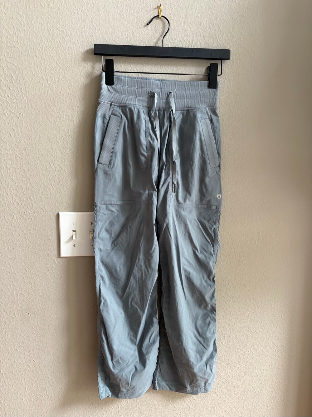 NWT Lululemon gray cropped mid-rise dance studio pants. Size: 0 inseam: 26”